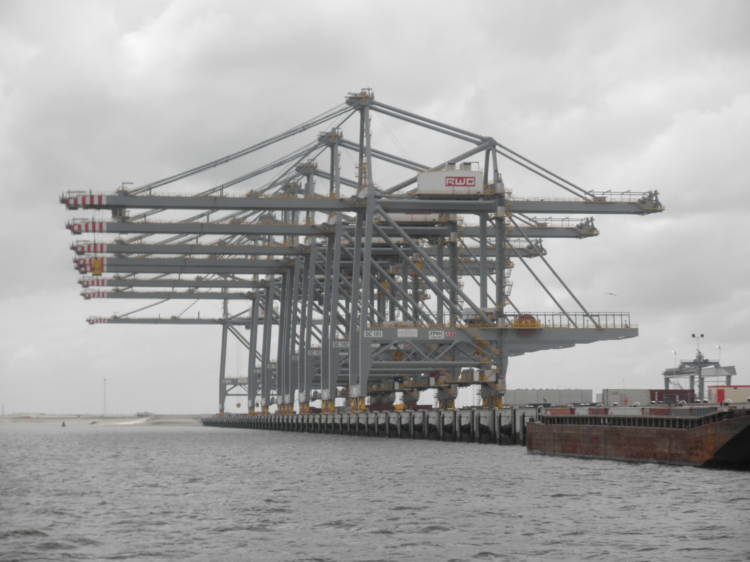 Container cranes at the Rotterdam World Gateway terminal, Maasvlakte