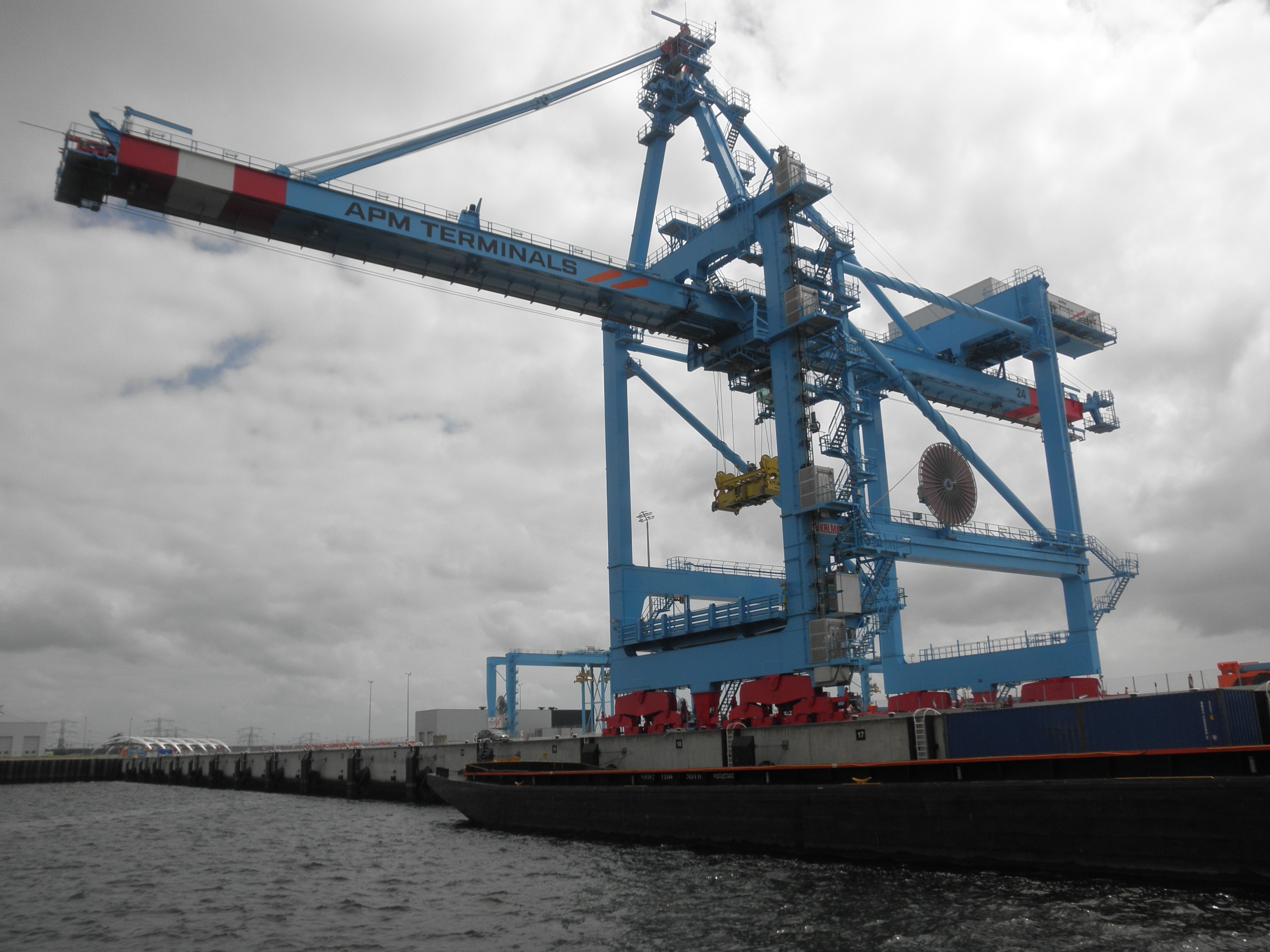 Container crane for inland barges and coasters at APM Terminals MV2