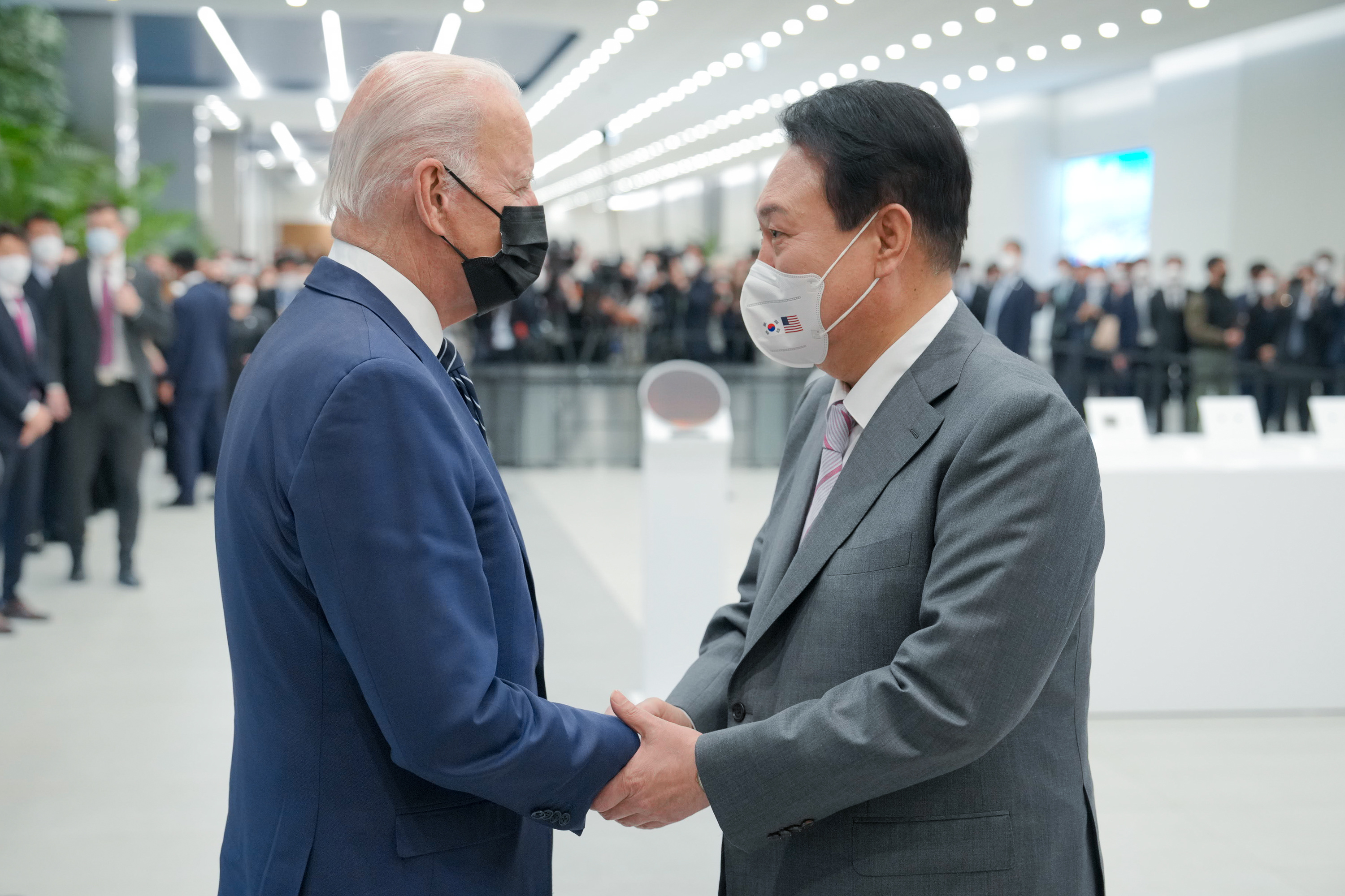 U.S. President Joe Biden and South Korean President Yoon Suk-yeol at Samsung's Pyeongtaek campus