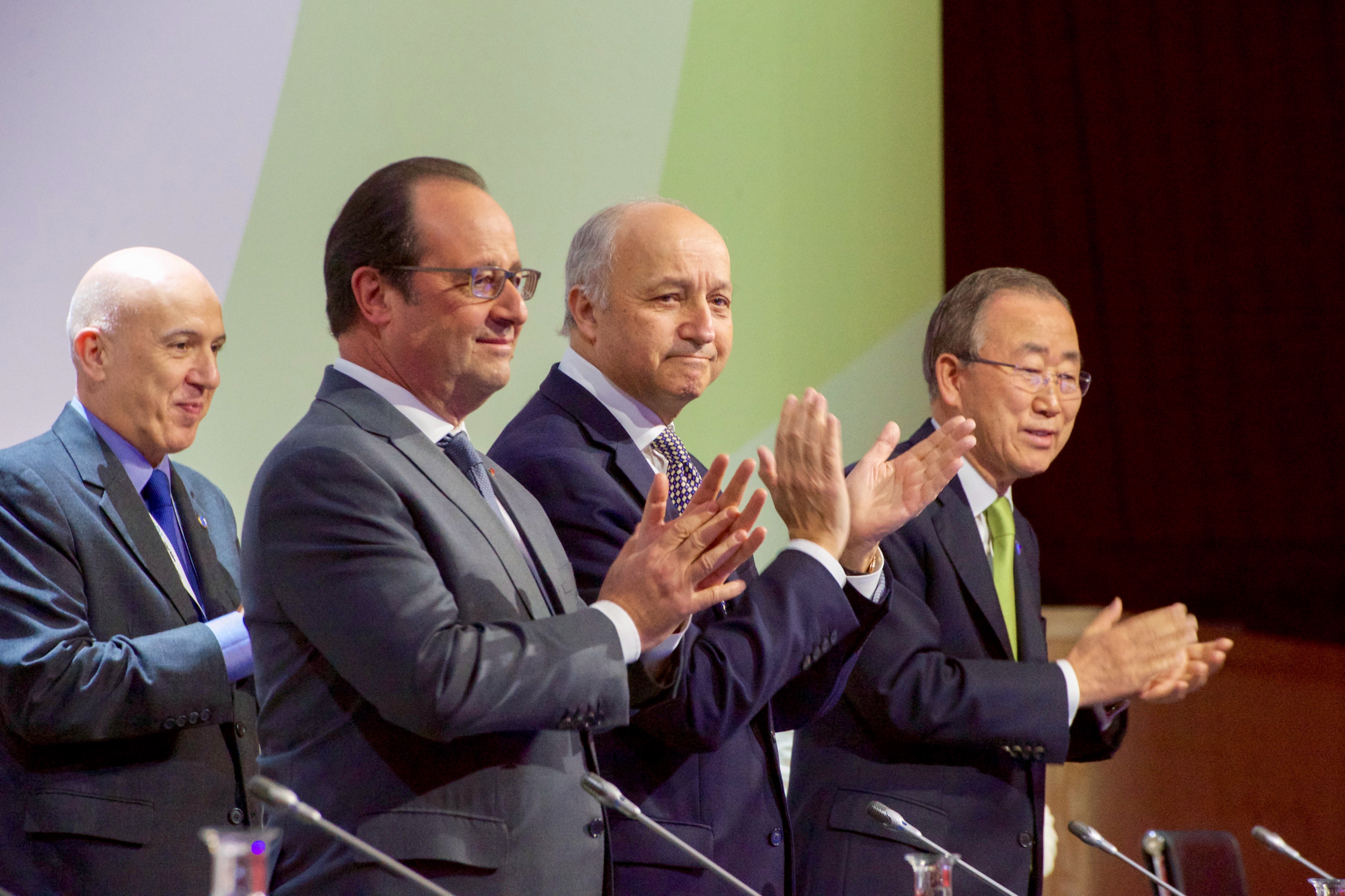 Francois Hollande, Laurent Fabius, and Ban Ki-moon applaud COP21 delegates