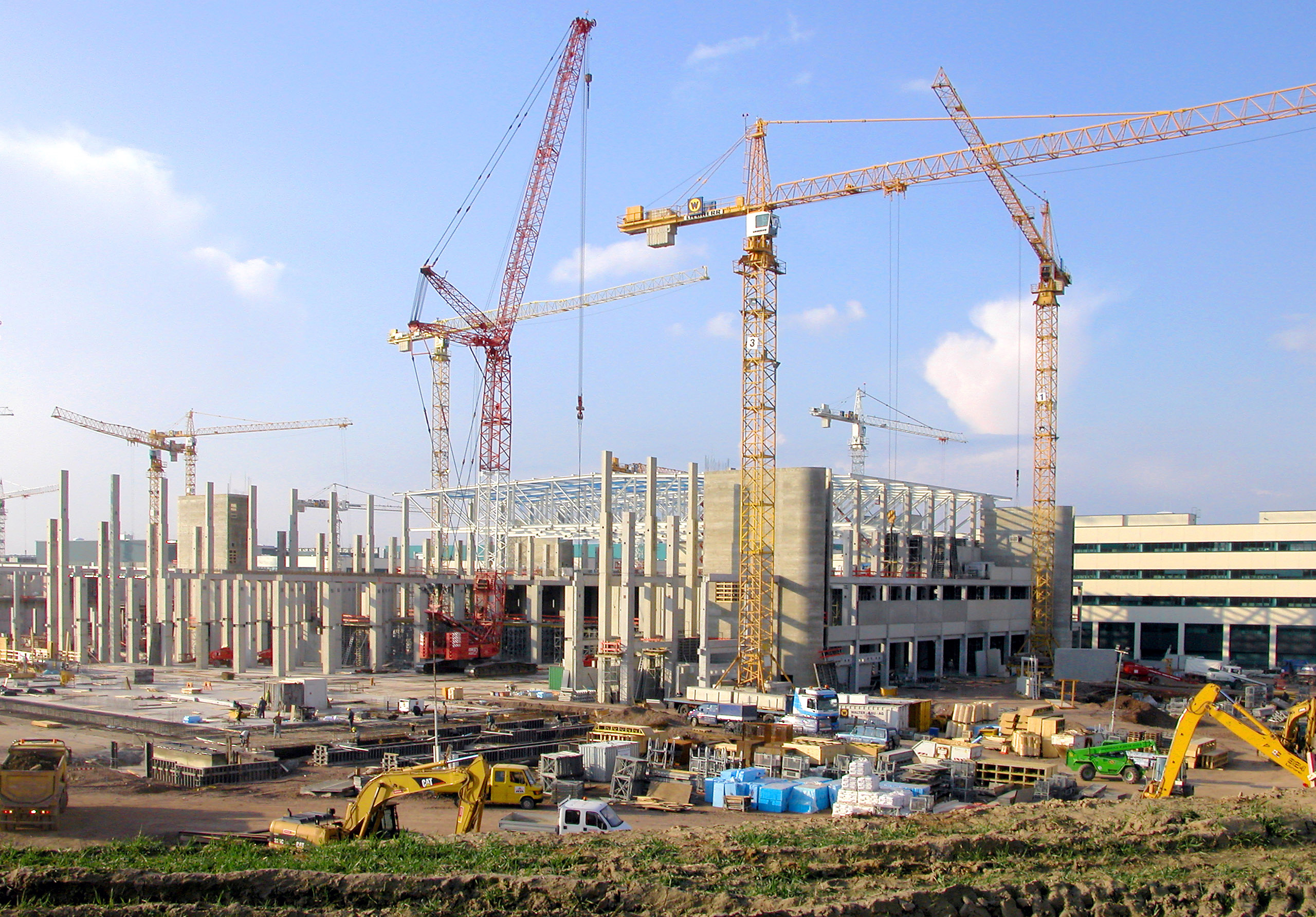 The Dresden chip fab under construction in April 2004